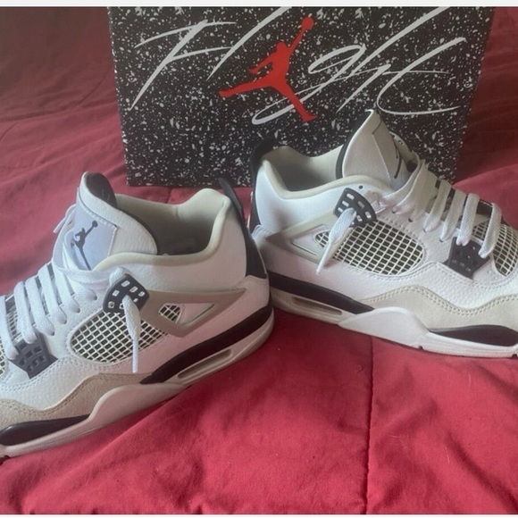 Excellent used air Jordan retro 4. Sz 9.